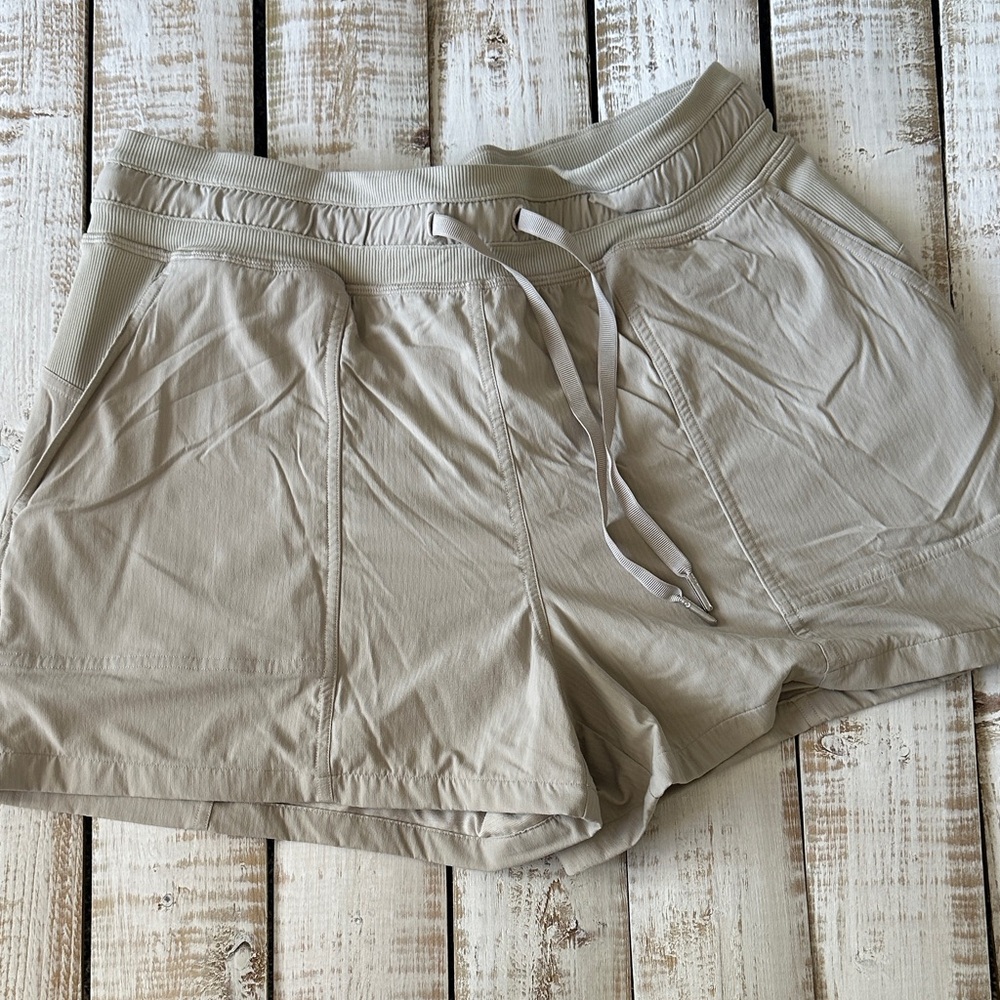 Lululemon Dance Studio HR Short 3.5” Size 8 Mojave Tan